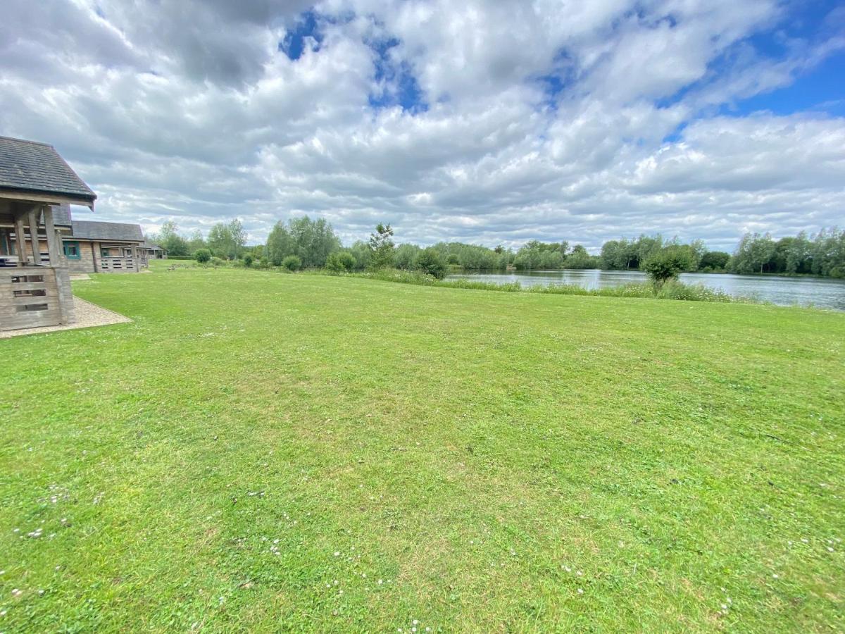 Lake Pochard, Oak Lodge South Cerney Exterior foto